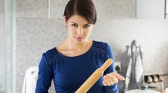 Ženy bili na zastávke dievča. Valčekom na cesto