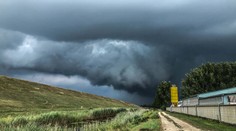 Horúčavy vystrieda výrazné ochladenie. Slovenskom sa preženú dve vlny búrok aj s krúpami