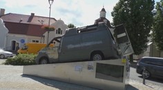 V Bojniciach vystavili sanitku zničenú ruským dronom. Exponát rozdelil miestnych na dva tábory