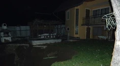 Zosuv pôdy pri Piešťanoch: Dom sa takmer prepadol do obrovského krátera