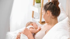 Dobrá správa pre mamičky s Covidom. Vedci zistili, že dojčením sa vírus na bábätko neprenáša