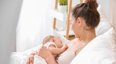 Dobrá správa pre mamičky s Covidom. Vedci zistili, že dojčením sa vírus na bábätko neprenáša
