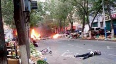 Brutálny čin teroristov: Z okna vyhadzovali bomby na nevinných ľudí