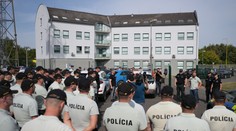 Policajti majú dostať uniformy ušité z kávových škrupín. Opozícia hovorí o nastavení podmienok pre jednu firmu