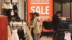 Veľké povianočné výpredaje opantali Slovákov. Obchodné centrá praskajú vo švíkoch