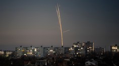 Rusko stupňuje útoky na veľké ukrajinské mestá, výbuchy počuť aj v Kyjeve