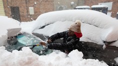 VIDEO: New York zahalili aj dvojmetrové haldy snehu. Môže za to jazerný efekt