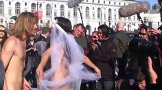 Polícia zatkla mladomanželov: Sobášili sa v centre mesta kompletne nahí