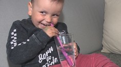 Malý Kevin je závislý od vody. Starostlivosť o takéto dieťa je mimoriadne náročná