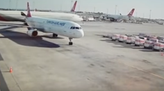 VIDEO: Príliš úzka dráha? Na istanbulskom letisku lietadlo zavadilo krídlom o chvost druhého