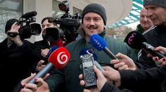 Vodu káže, víno pije? Kotleba niektoré svoje sľuby prehodnotil