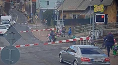 Na červenú a cez spustené závory. Učiteľky hnali deti cez koľajnice, aby stihli vlak