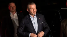 Vo veciach vojny budem radšej načúvať svätému otcovi ako Macronovi, vyhlásil budúci prezident