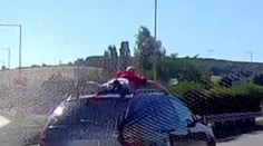 Mimoriadne nebezpečný nápad. Video, na ktorom sa muž vozí na streche auta v Košiciach, rieši polícia