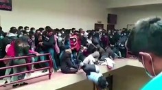 VIDEO: Nešťastie na univerzite. So študentmi sa zrútilo zábradlie, hlásia najmenej sedem mŕtvych