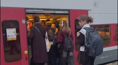 Nezmestia sa do vlaku a potom meškajú do školy. Cestujúci z okolia Pezinka upozornili na vážny problém