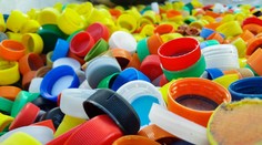 Plastové vrchnáky môžete pre charitu zbierať aj naďalej. Zálohovateľné fľaše odovzdáte bez nich