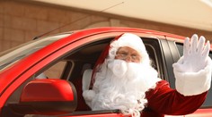 Kuriózna nehoda v Nemecku. Opitý muž v obleku Santa Clausa autom nabúral do domu