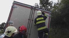 Zišiel z cesty, aby zabránil čelnej zrážke so sanitkou. Takto zareagoval vodič kamióna