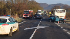 Vážna nehoda v Bystrom. Po čelnej zrážke vozidiel skončili dvaja ľudia s ťažkými zraneniami