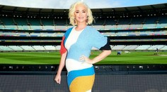 Katy Perry sa ukázala úplne nahá! V novom klipe odhalila tehotenské krivky