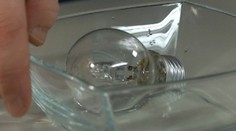 Pokus z Dobre vedieť: Čo sa stane, keď dáte do mikrovlnky žiarovku v miske vody?