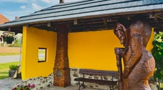 Na autobus tam čakajú s čarodejnicou. Poznáme najkrajšiu zastávku roka