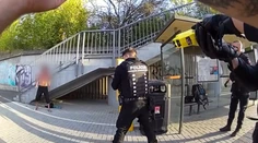 VIDEO: Študenti čakali na autobus, keď sa k nim priblížil muž s nožom. Polícia zverejnila desivé zábery