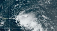 Na USA sa rúti hurikán Laura, stále naberá na sile