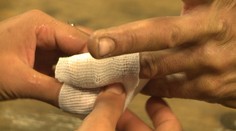 Aby sme náhodou nevyšli z cviku: Klinec zabodnutý v prste