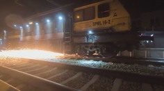 Železničiari brúsia koľajnice: Používajú pri tom neznámy stroj, ľudia volajú hasičom