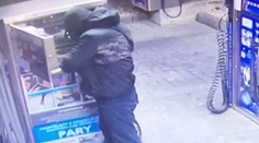 Trojica mužov kradla peniaze z automatov na umývacích linkách. V Partizánskom doplatili na kamery