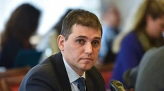 Vláda bude rozhodovať o osude Adriána Szabóa. Návrh predloží Roman Mikulec