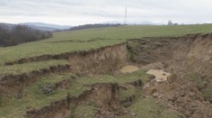 V okolí Prievidze sa vytvárajú v zemi trhliny. Ak do nej spadnete, hrozí, že vás ani nenájdu