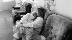 Dojímavá fotografia sa stala virálnou. Praktikantka na nej uspala babičku v náručí