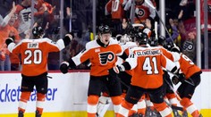 Philadelphia ukončila sezónu Pittsburghu. Montreal krok od postupu