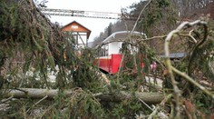 Vietor strhol aj strechu kostola. Počasie trápi celú krajinu, tuhá zima bude pokračovať