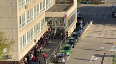 Vybaviť pas či občiansky v Bratislave je takmer nemožné. V tom lepšom prípade sa načakáte niekoľko hodín