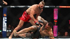 V noci meditoval pred arénou, na druhý deň rozpútal šialenstvo. Samuraj Procházka bol v klietke ako diabol