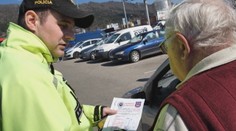 Čo robiť, ak pri cúvaní na parkovisku omylom nabúrate do auta? Lístok za stieračom nestačí