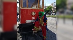 Bratislavou premáva historická električka s klaunom. Pre deti má prekvapenie