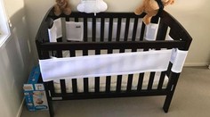 Vidíte hada pri postieľke? Ukryl sa tak dobre, že rodičia skoro zošaleli