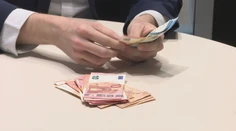 Dve tretiny pracujúcich na Slovensku majú problém vyžiť z platu. Ktoré pozície sú na tom najhoršie?