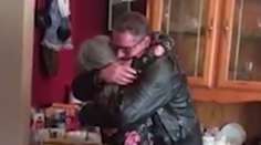 Dala ho na adopciu, aby mal lepší život: Dojímavé stretnutie matky so synom po 44 rokoch