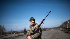 Separatisti začali s odsunom ťažkých zbraní, Kyjev tomu neverí