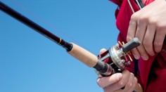 „Nenavíjaj!“ kričal zúfalý nudista na rybára. Ten si myslel, že chytil rybu