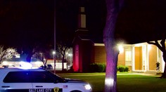 V kaplnke sa konal pohreb, vonku začala hádka. Po streľbe hlásia dve obete