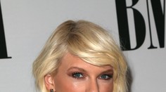 Z plochej dráhy plný dekolt. Výstrih Taylor Swift vyvolal diskusiu