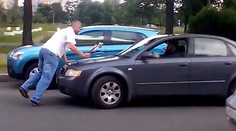 Šialenec zaútočil sekerou na auto s dvomi deťmi. Krik sa šíril celou ulicou