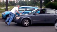 Šialenec zaútočil sekerou na auto s dvomi deťmi. Krik sa šíril celou ulicou